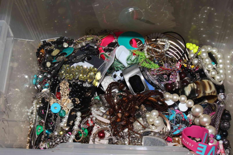 Box of costume jewellery.