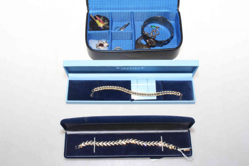 Collection of jewellery including silver.