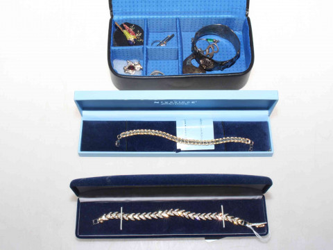 Collection of jewellery including silver.