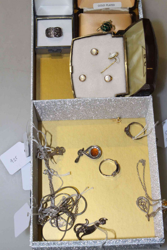 Collection of jewellery including silver.