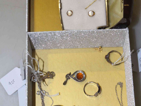 Collection of jewellery including silver. thumbnail