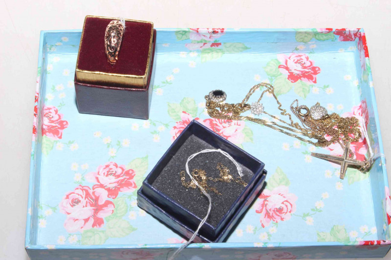 Gold pendants/necklaces and jewellery.
