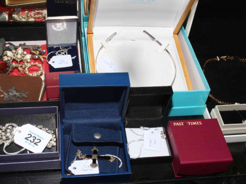 Collection of jewellery, some silver.