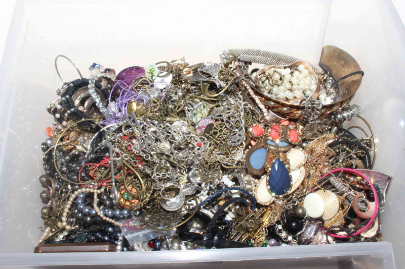 Box of costume jewellery.