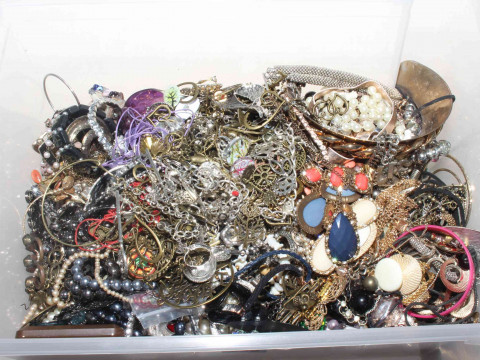 Box of costume jewellery.