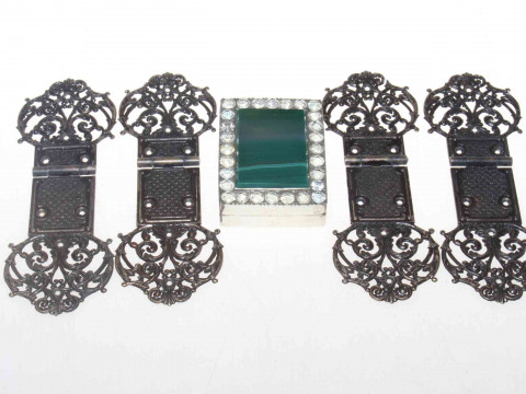 Agate table snuff box and four hinges.