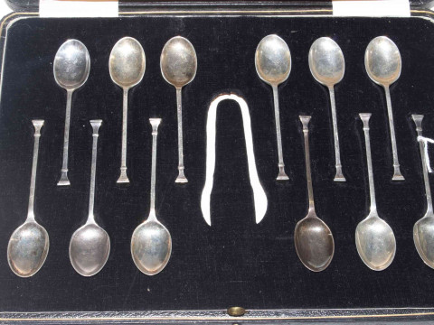 Cased set of twelve silver coffee spoons, Sheffield 1926.