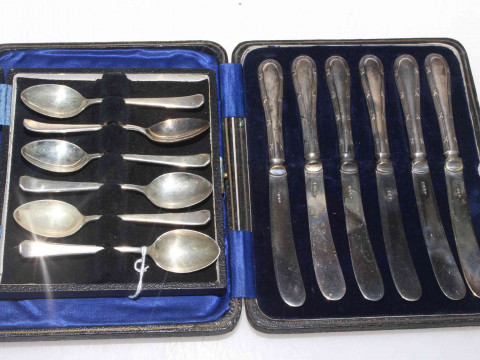 Cased set of six silver coffee spoons and cased tea knives (2).