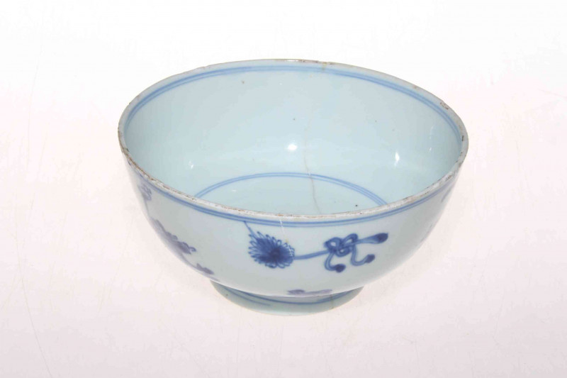 Antique Chinese blue and white bowl, 16cm diameter.