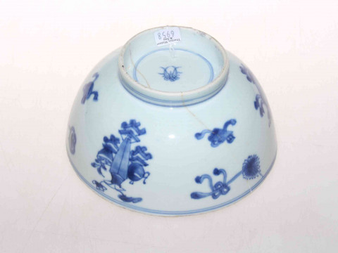 Antique Chinese blue and white bowl, 16cm diameter. thumbnail