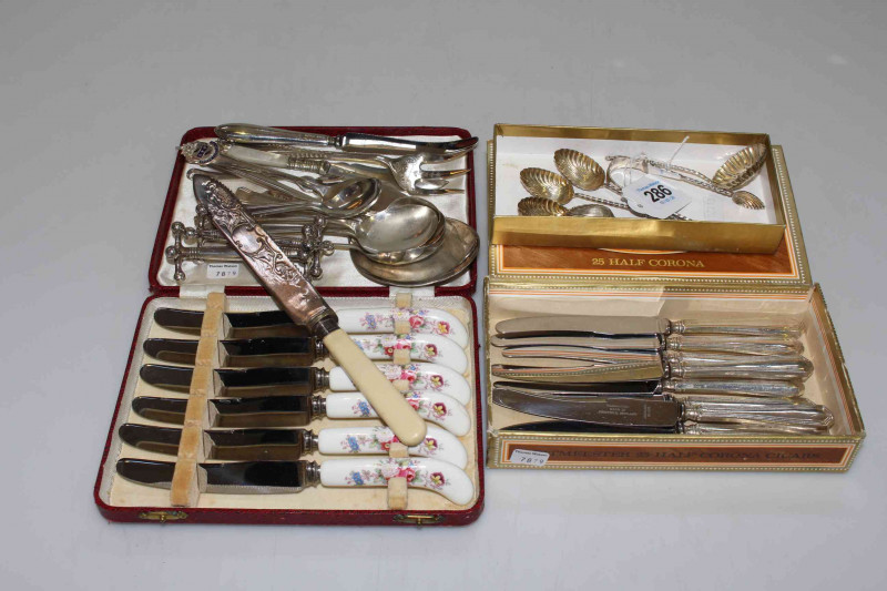 Edwardian silver apostle and shell teaspoons, tongs and sifter together with silver handled tea knives, Royal Crown Derby tea knives and flatware.
