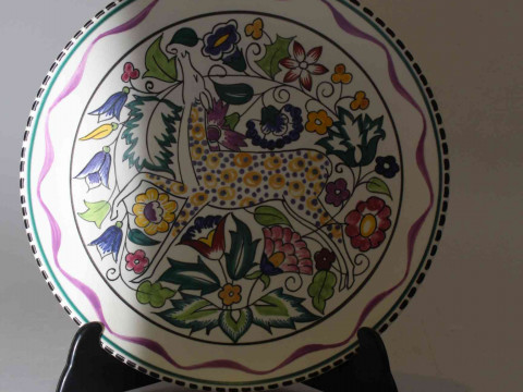 Small Poole charger hand painted by Susan Russell, 20.5cm diameter.