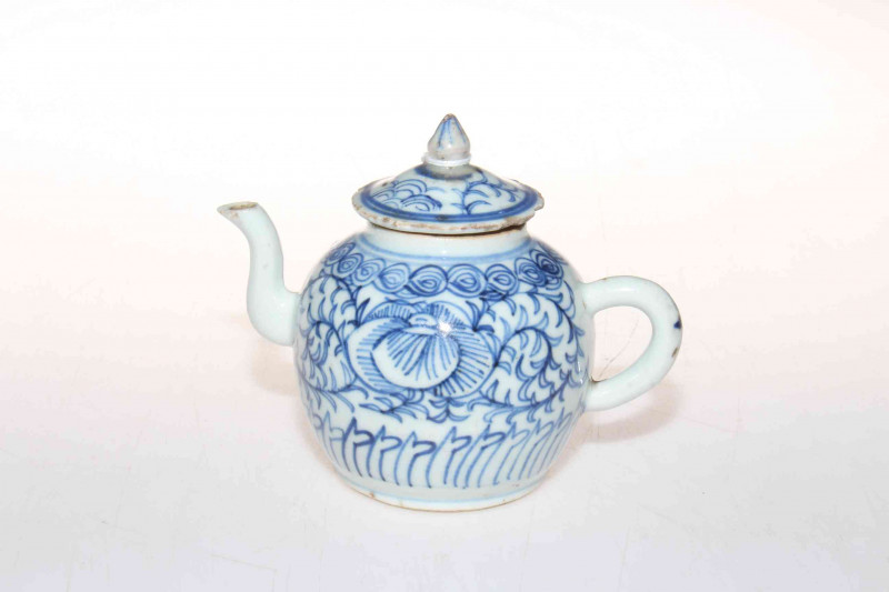 Small Chinese blue and white teapot, circa 1800, 10.5cm.