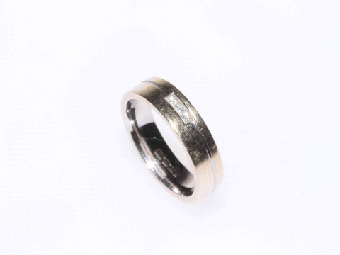 18 carat gold band ring set with three square cut diamonds, size M.