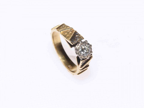 18 carat gold solitaire diamond ring, size M.