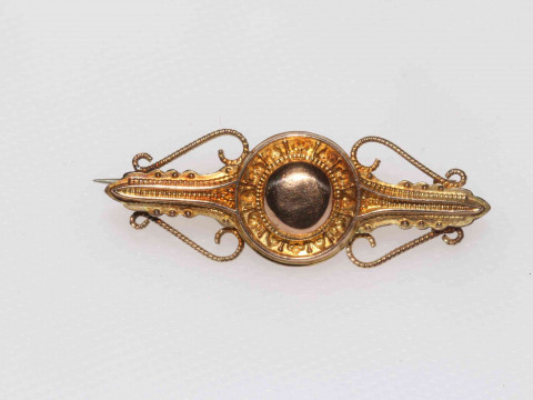 9 carat gold die-stamped brooch.