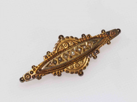 Late Victorian 9 carat gold die-stamped brooch set with seed pearls.