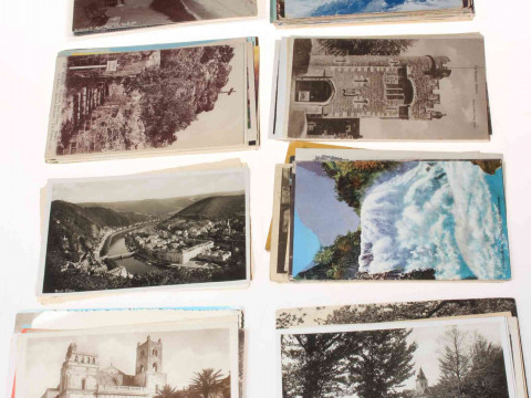 Wooden box of vintage to modern postcards including Lyme Regis RP, Taormina...