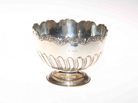 Silver pedestal bowl with embossed spiral fluting, Sheffield 1895.