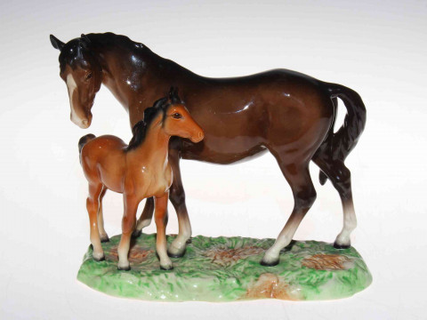 Beswick group of mare and foal on grassy base, 18cm.