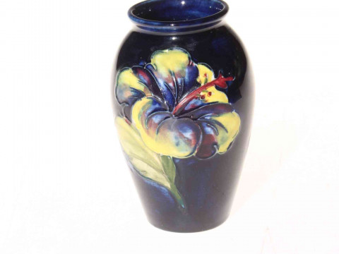 Moorcroft pottery Hibiscus vase on blue ground, 10cm.