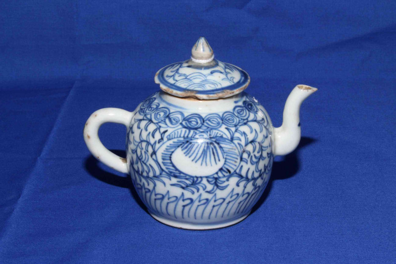 Small Chinese blue and white teapot, circa 1800, 10.5cm.