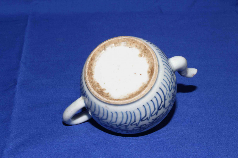 Small Chinese blue and white teapot, circa 1800, 10.5cm.