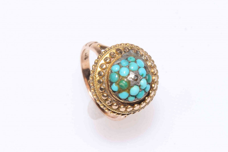 Three 9 carat gold dress rings.