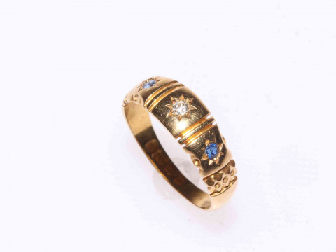 18 carat gold, sapphire and diamond ring, hallmarked for Chester 1898.