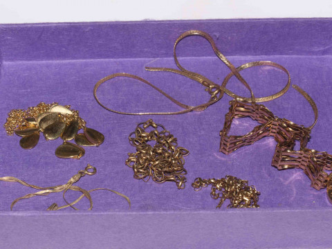 9 carat gold jewellery including gate bracelet.