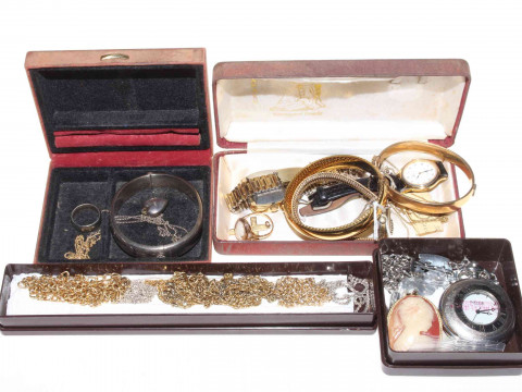 Collection of jewellery and watches.