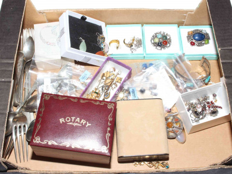Box of costume jewellery.