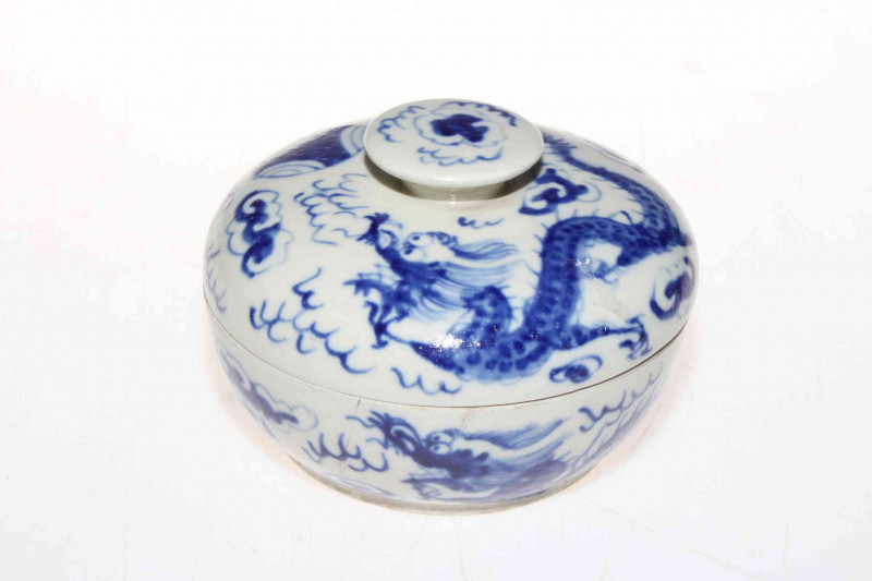Chinese blue and white bowl and cover, 13cm diameter.
