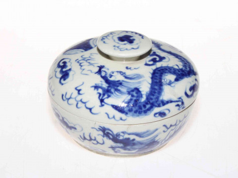 Chinese blue and white bowl and cover, 13cm diameter.
