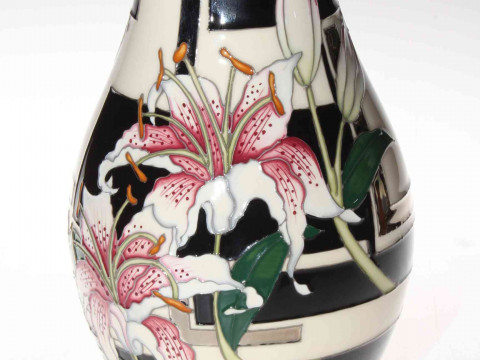 Moorcroft Sgazer 117/9 vase depicting Lily flowers, 26cm.