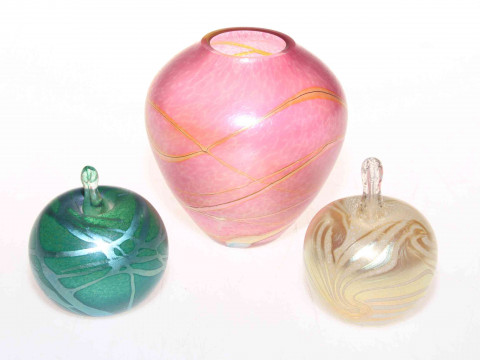 Okra vase and to Okra paperweights (3), 13cm and 8cm.