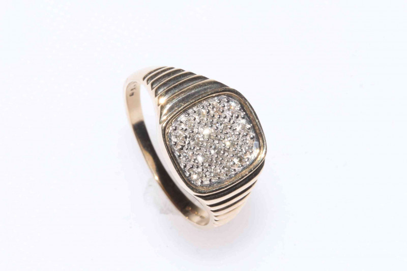 Two gents 9 carat and 10 carat gold rings.