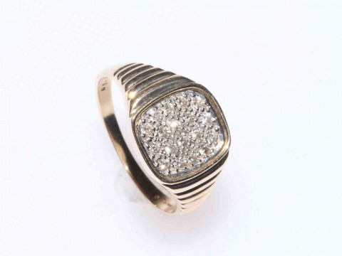 Two gents 9 carat and 10 carat gold rings. thumbnail