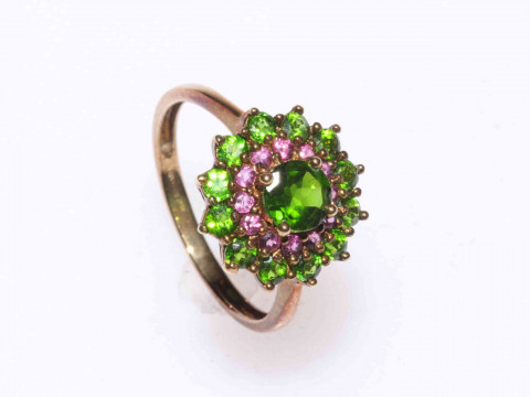 Three 9 carat gold dress rings. thumbnail
