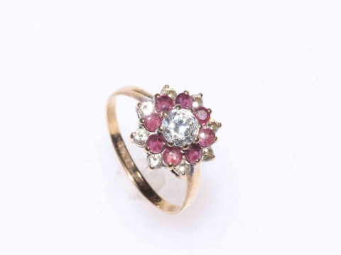 Three 9 carat gold dress rings. thumbnail