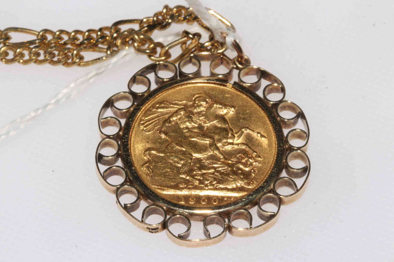 Victoria gold sovereign 1900, in 9 carat gold pendant mount, with gold plated chain.