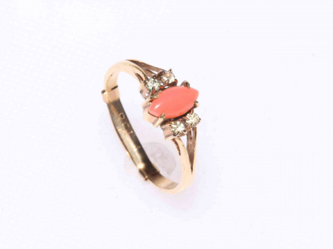 Three 9 carat gold rings. thumbnail