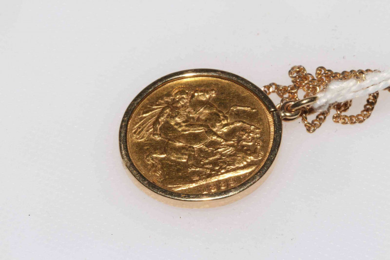Victoria gold sovereign 1889, with 9 carat gold mount and chain.