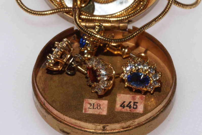Jewellery including 18 carat gold and diamond ring, 9 carat gold cameo brooch, 9 carat gold pendant, earrings, etc.