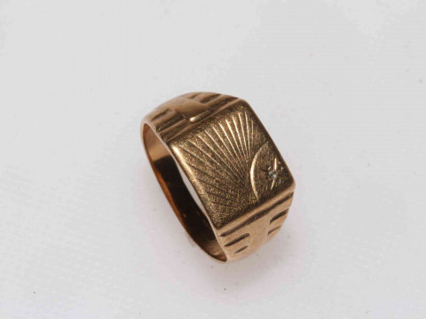 Two gents 9 carat gold rings. thumbnail