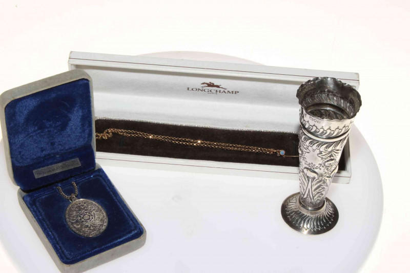 Jewellery comprising two opal pendants, two 9 carat gold gem set rings, silver pendant, along with silver spill vase (6).