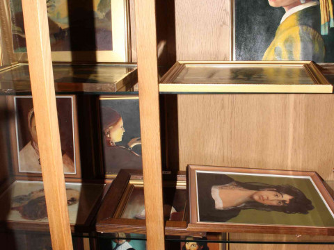 Large collection of framed oil paintings and prints. thumbnail