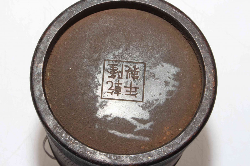 Chinese bronze brush pot with engraved decoration, 10cm.