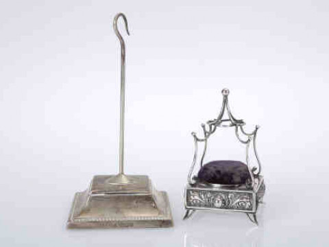 An Edwardian silver pin cushion, Birmingham 1904, the square platform...