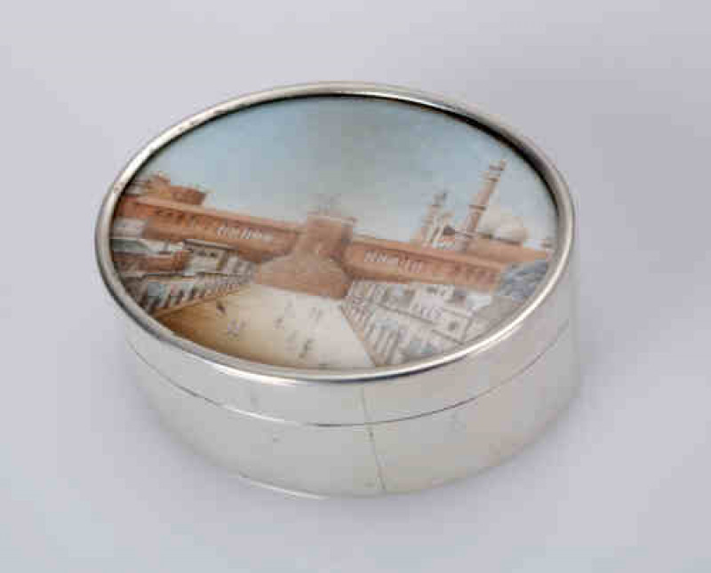 An Edwardian silver box, S. Blackensee & Son Ltd, Birmingham 1904, oval, the cover inset with an Indian miniature. 3.1 troy ozs, 6.5cm by 5cm